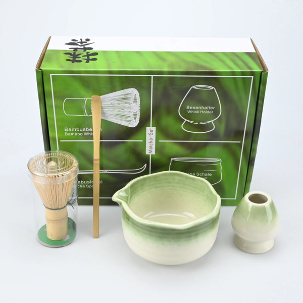 Ein Set japanischer Matcha-Schalen und Bambelschlämme in einer grünen Box