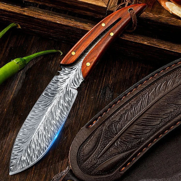 Premium Kochmesser mit Holzgriff und Lederhülle auf dunklem Holz