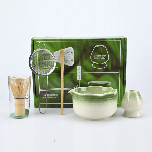 Set japanischer Matcha-Schalen und -Pinsel in einer grünen Box mit verschiedenen Werkzeugen