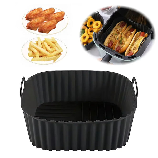 Schwarzer wiederverwendbarer Silikon-Airfryer-Liner mit verschiedenen Lebensmitteln darüber.