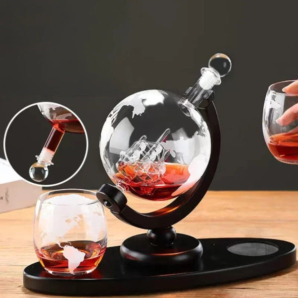 Elegantes Decanter-Set mit Glasglobus und Holzständer sowie Whiskygläser.