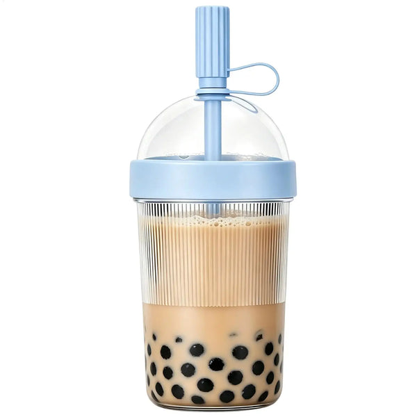 Klares wiederverwendbares Tumbler-Kaffeebecher mit Eiskaffee und blauer Strohhalm-Deckel.