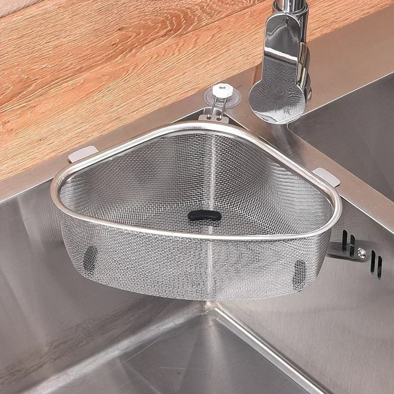 Passoire triangulaire en acier inoxydable dans l'évier de cuisine.