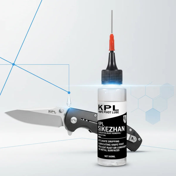 Eine Flasche KPL Knife Pivot Lube neben einer Präzisionsklingenblatt.