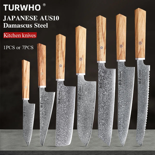 Set von sieben japanischen Damaszener Küchenkniffen mit Holzgriffen vor dunklem Hintergrund