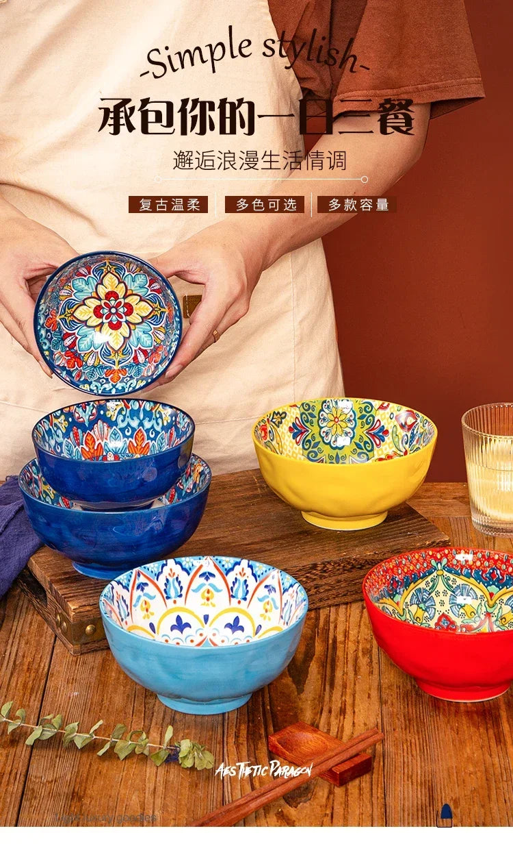طقم أطباق خزفية ملونة عتيقة لتقديم الطعام، معروض على سطح خشبي.