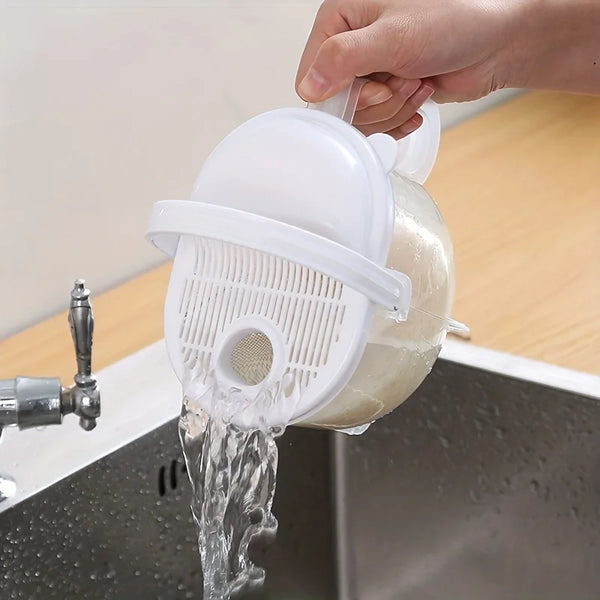 Eine Hand gießt Wasser durch ein weißes, tragbares Reiskern-Sieb in eine Küchenspüle.