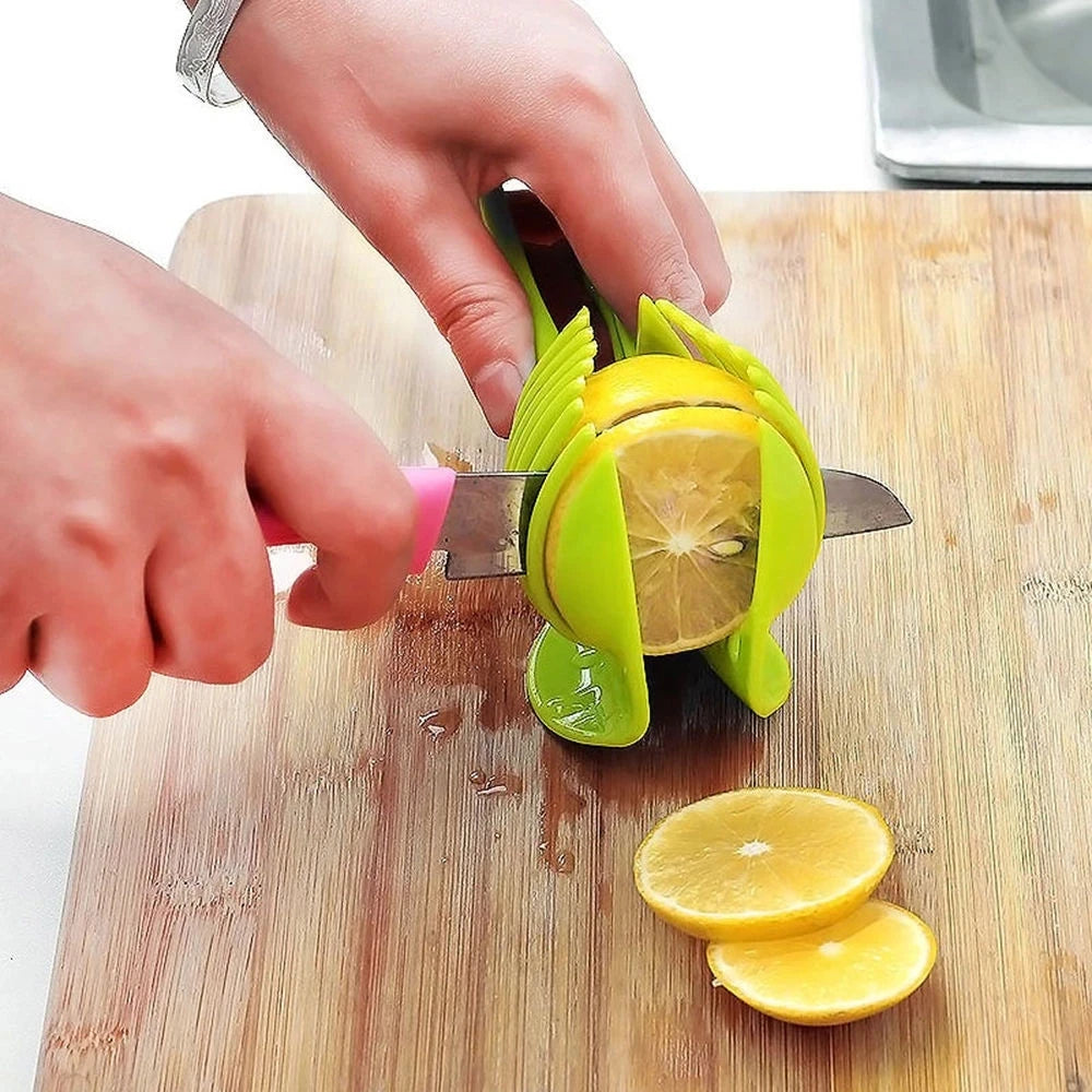 Une main utilise un économe à fruits en acier inoxydable pour couper un citron, montrant le fruit vert et jaune étant tranché