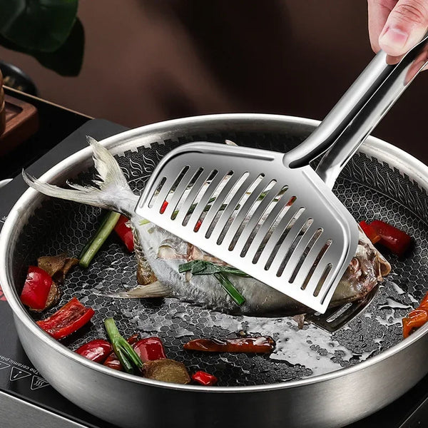 Edelstahl-Grillzange zum Wenden eines ganzen Fisches in einer Pfanne.