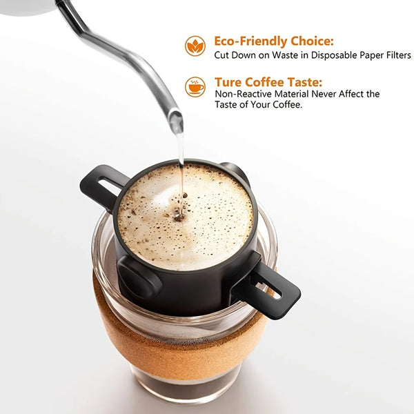 Ein schwarzer Pour-Over-Filter tropft Kaffee in ein Glasgefäß mit gemahlenem Kaffee.
