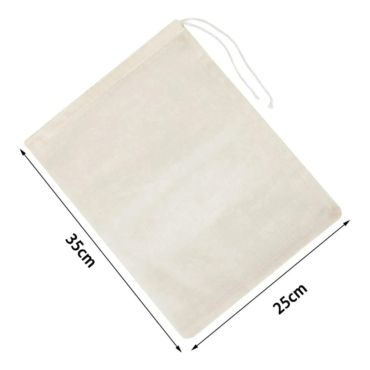 Una bolsa coladora de malla reutilizable rectangular de color beige claro con cordón, vista desde arriba.