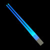 Un par de palillos de sable de luz azules contra un fondo negro.