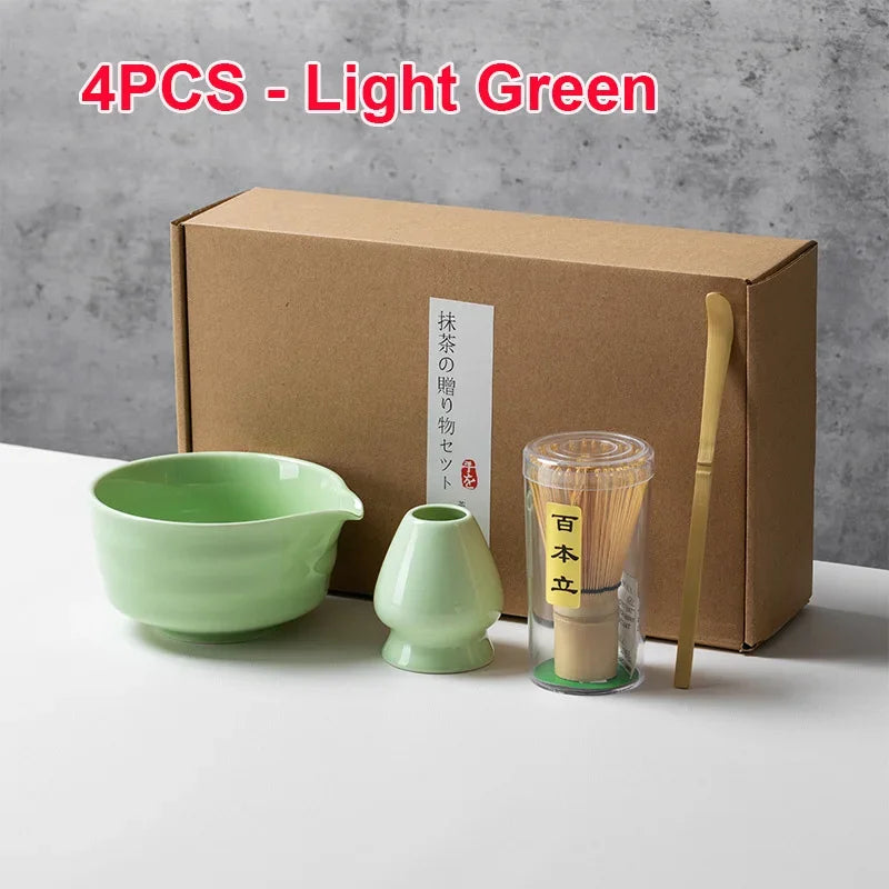 Juego de té matcha verde claro con cuencos y batidor de bambú, empaquetado en caja de cartón.