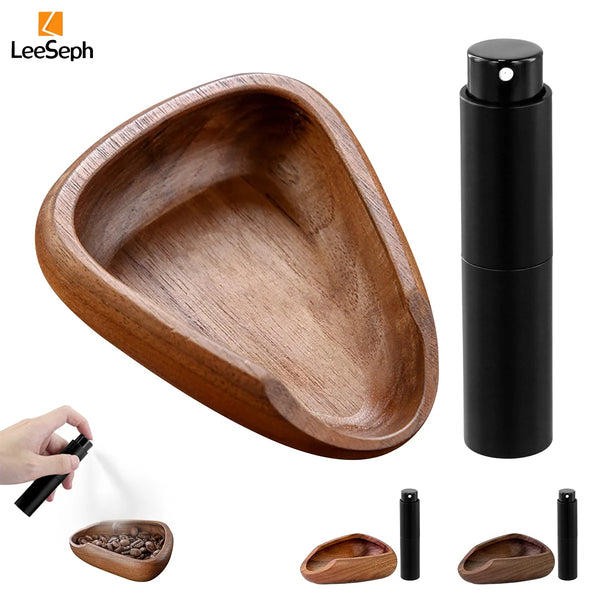 Holz-Kaffeebohnen-Dosierbecher und eine schwarze Sprühflasche für ein Barista-Set.