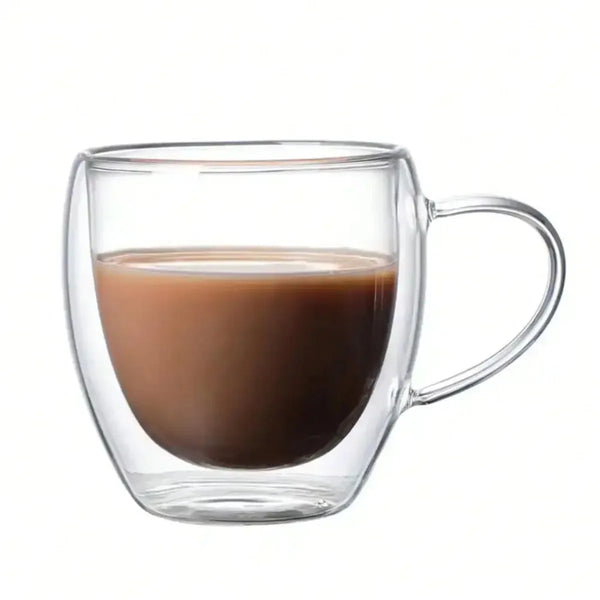Klare doppelwandige Glas-Kaffeetasse mit Henkel, gefüllt mit dunkelbrauner Flüssigkeit.