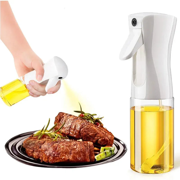 Eine Hand sprüht gelbes Öl aus einer weißen Flasche auf gekochtes Fleisch auf einem Teller.