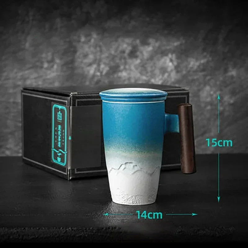 Juego de tazas de té de cerámica azul y blanca con tapa marrón oscura sobre una superficie negra.