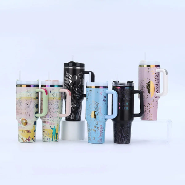 Eine Sammlung farbenfroher isolierter Edelstahlthermosbecher mit floralen und natürlichen Designs.