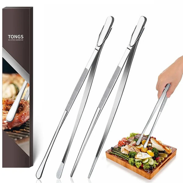 Set langlebige Edelstahl-Kochzangen neben gegrilltem Fleisch und Gemüse
