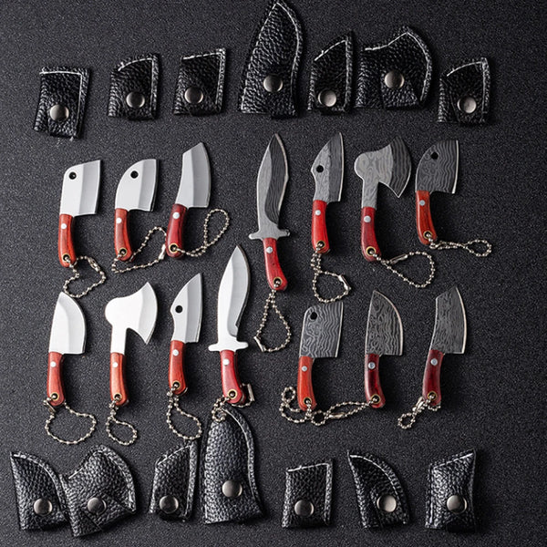 Eine Sammlung tragbarer Edelstahl-Obstmesser und verschiedener Leder-Schlüsselanhänger.