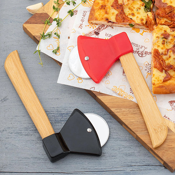 Rote axtförmige Pizzaschere und ein Holzbrett mit Pergamentpapier sind zu sehen.