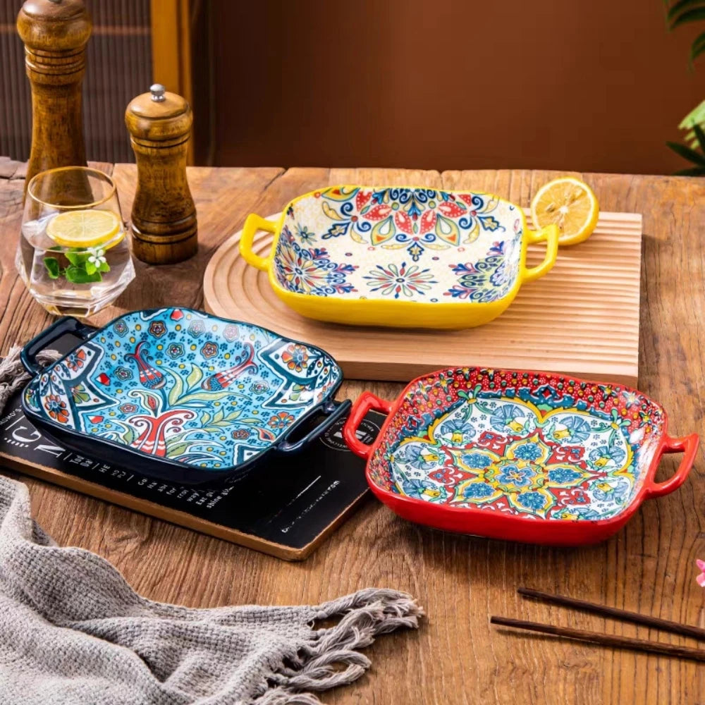 Un juego de coloridos platos de cerámica bohemios para ensalada y pasta, exhibidos en una mesa de madera.