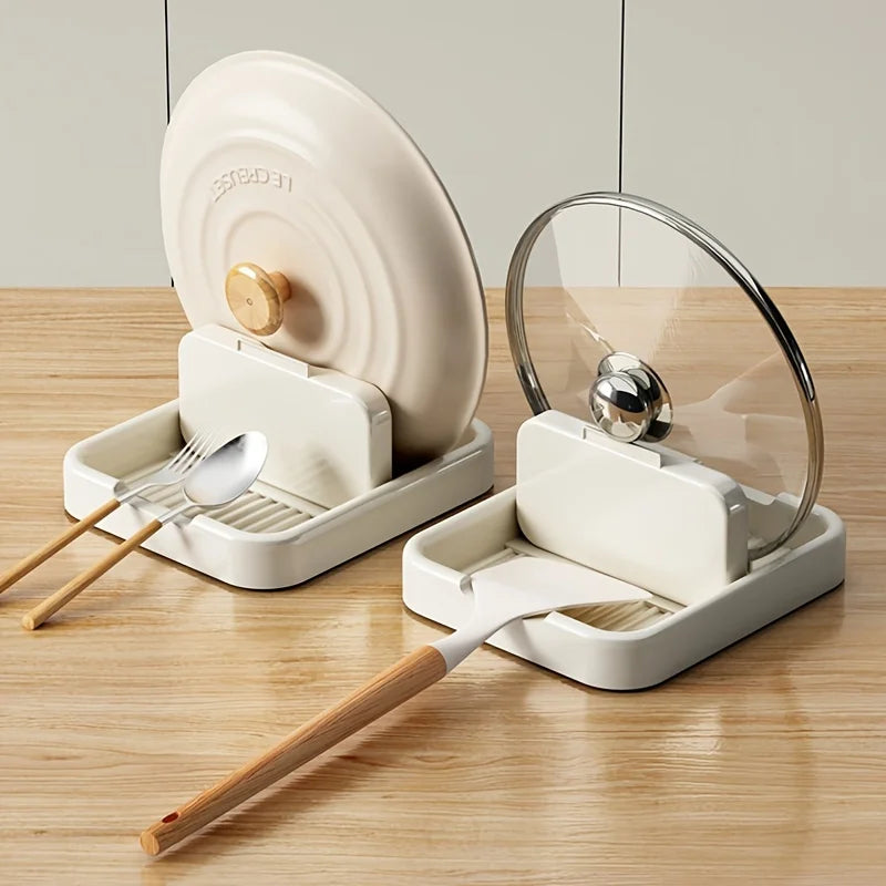 Organizador de tapones y cucharas en un recipiente blanco sobre una superficie de madera.