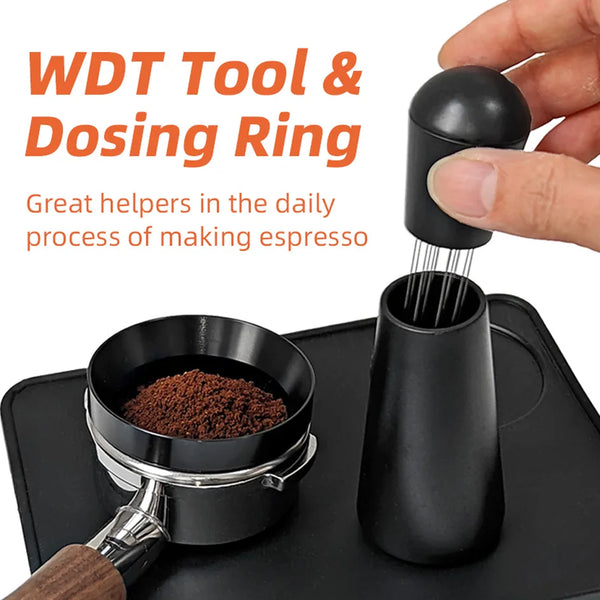 Eine Hand benutzt ein schwarzes WDT-Werkzeug und eine Dosierring, um Espresso zuzubereiten.