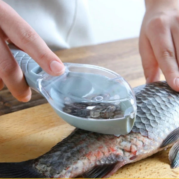 Eine Hand benutzt einen manuellen Fischskalenschaber und -pinsel, um einen Fisch auf einem Holzbrett zu reinigen.