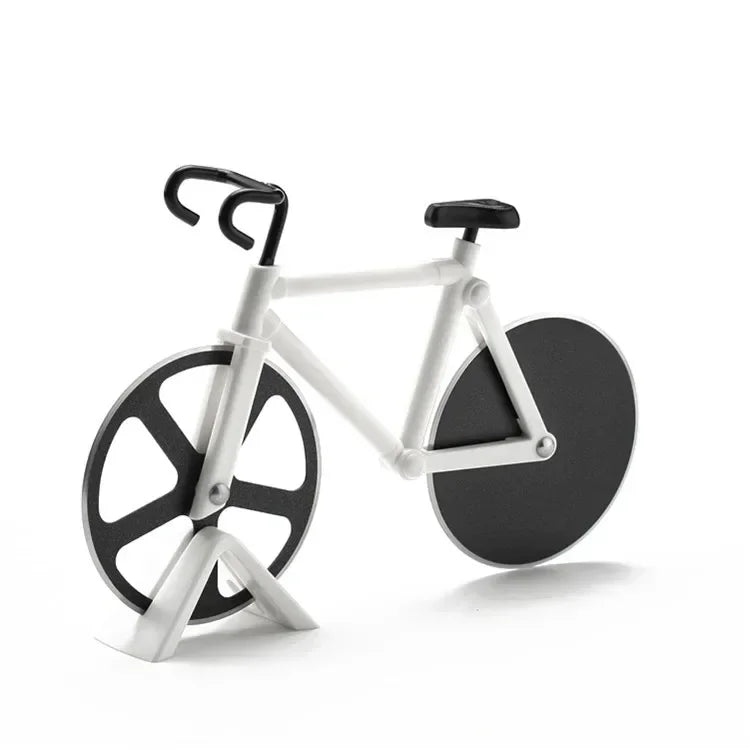Cortador de pizza con forma de bicicleta blanca y manillar negro y rueda redonda.