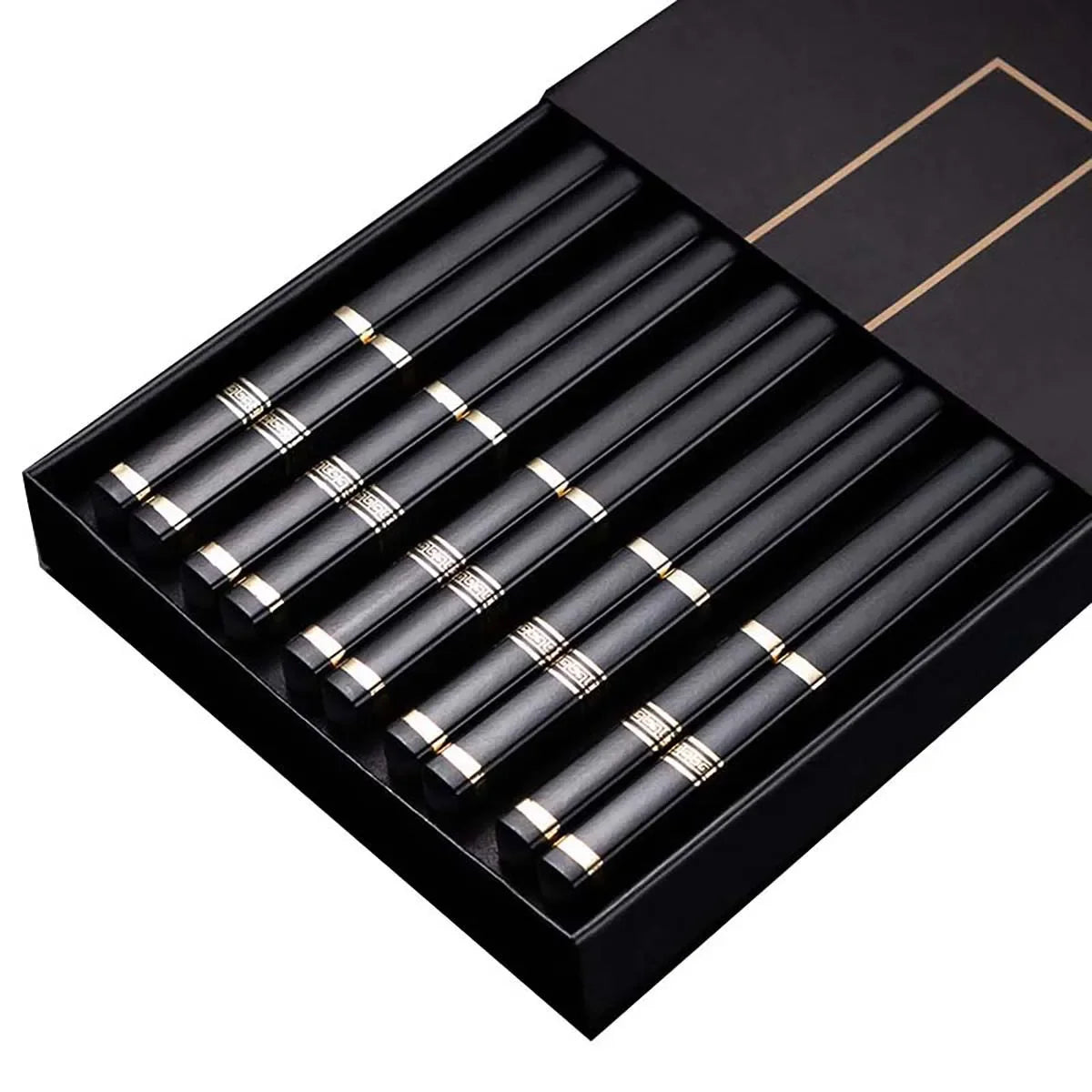 Una caja negra con un juego de palillos reutilizables de aleación para cocina asiática.