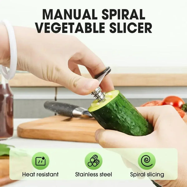 Eine Hand benutzt einen manuellen Spiralgemüsehobel, um eine Gurke auf einem Holzbrett zu schneiden.