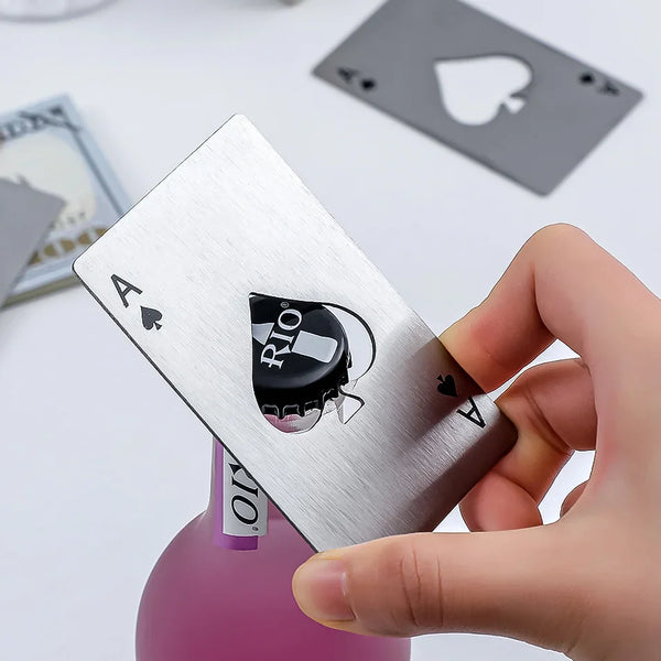 Eine Hand hält einen Edelstahl-Flaschenöffner mit Kartendesign gegen eine rosa Flasche.
