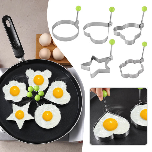 Edelstahl-Eierringe-Set mit gebratenen Eiern und grünen Kugeln auf einer schwarzen Pfanne