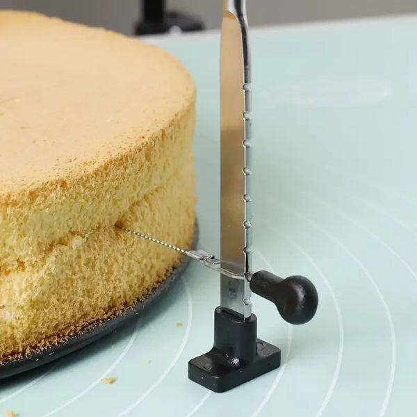 Edelstahl-Kuchen-Slicer und Messer-Set neben einem Torten-Layer auf blauem Untergrund