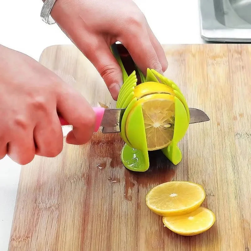Une main utilise un économe à fruits en acier inoxydable pour couper un citron, avec des quartiers de citron sur une planche 
