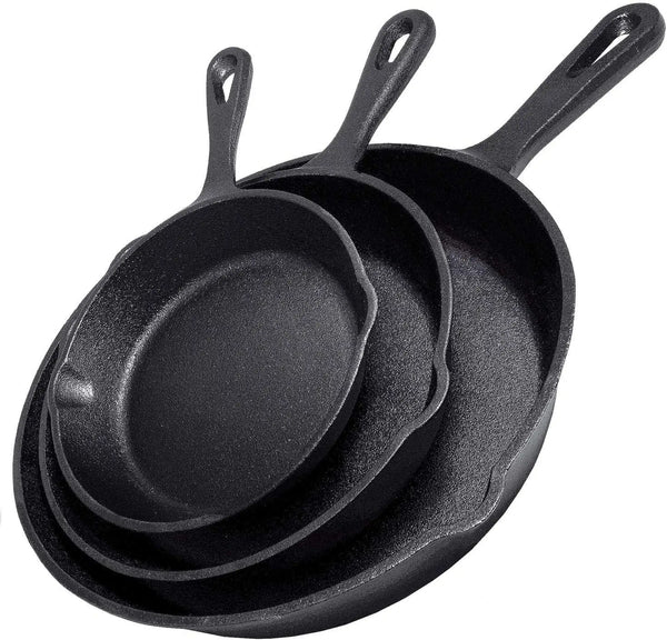 Ein Stapel schwarzer Gusseisenpfannen zum Frühstück und Grillen.
