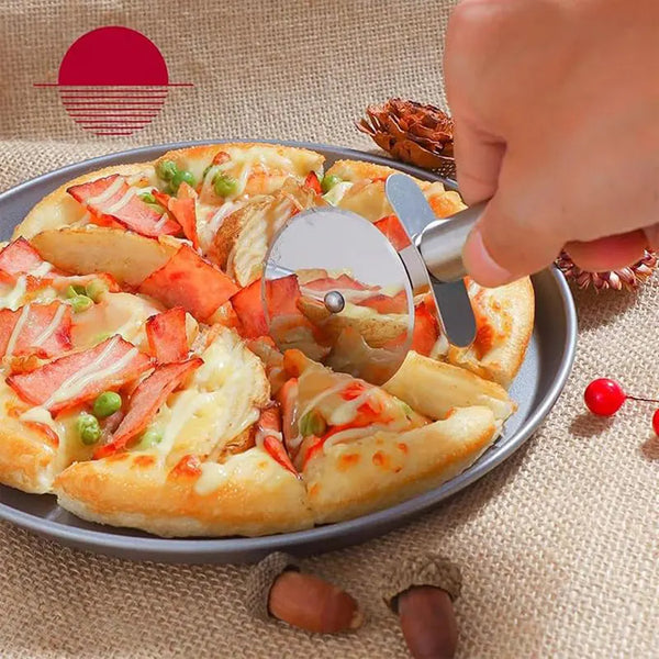 Eine Hand schneidet eine Pizza mit einem Edelstahl-Pizza-Slicer.