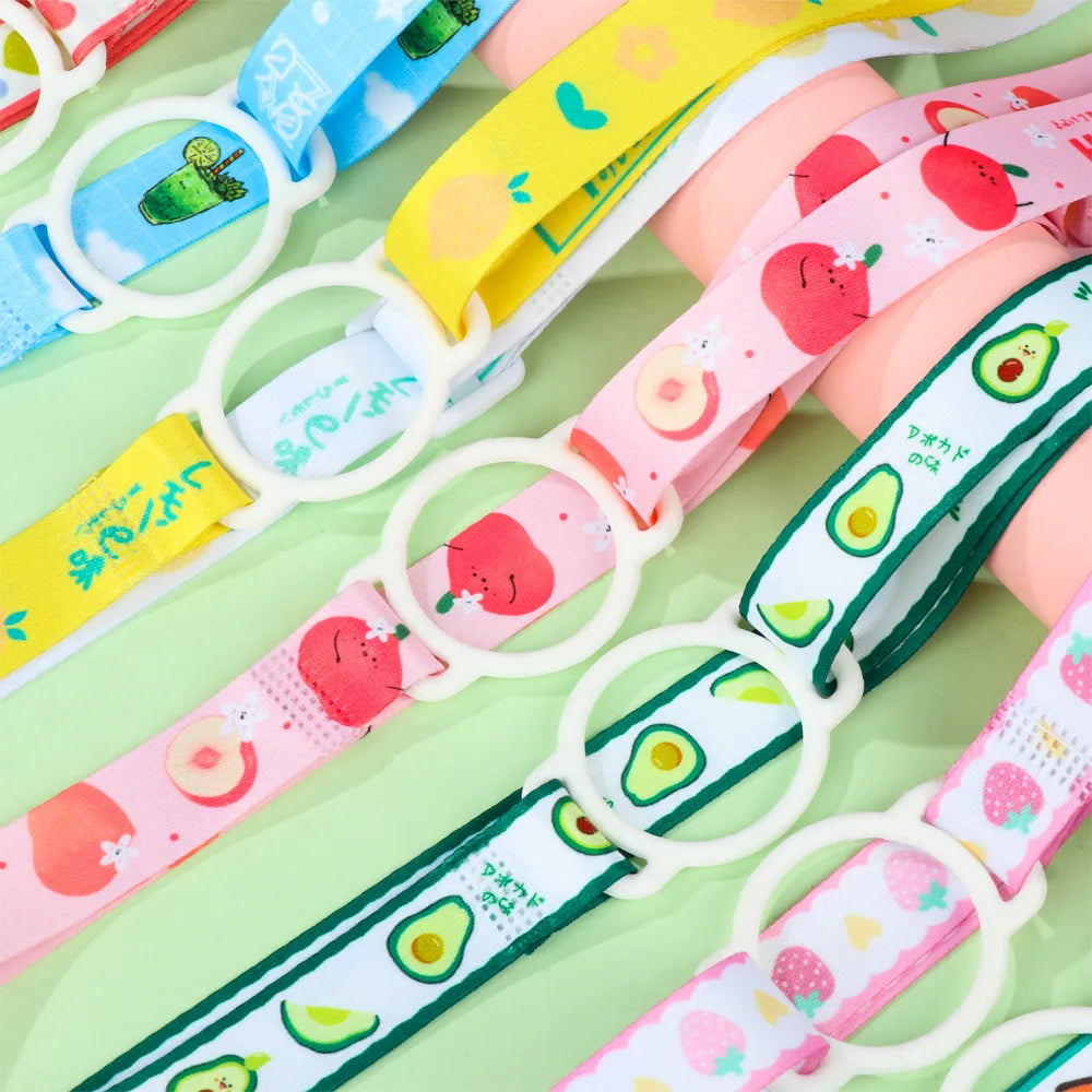 Sangle colorée et ajustable pour transporter des bouteilles d'eau, avec divers motifs de fruits.
