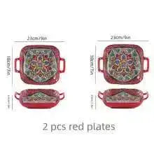 Dos platos de cerámica roja para ensalada y pasta con intrincados diseños florales