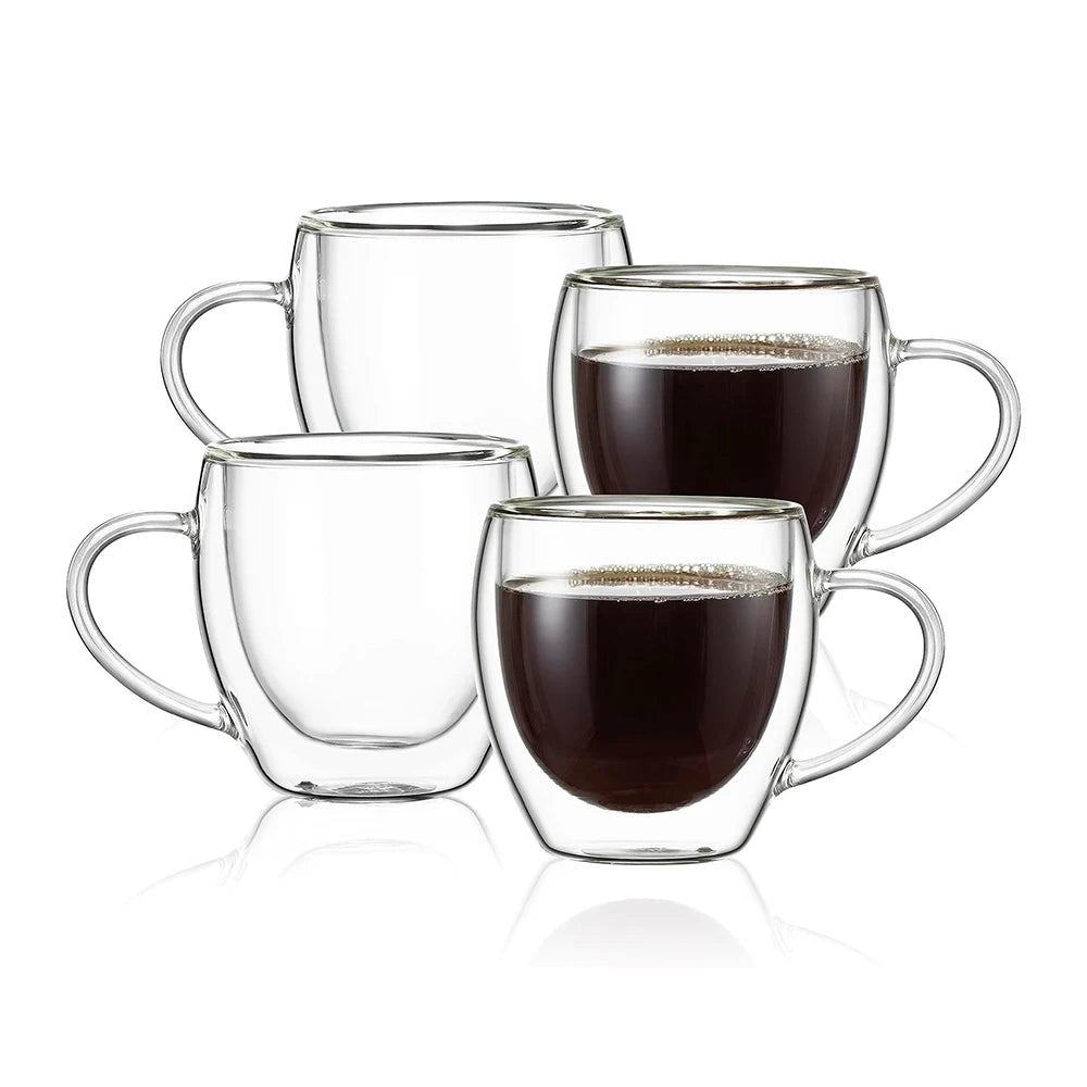 Un juego de tazas de café de vidrio doble con asas, mostrando varios tamaños.