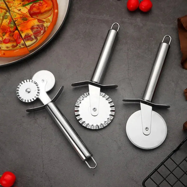 Edelstahl-Pizza-Wheelschneider mit Griff und mehreren Schneidwerken auf grauer Oberfläche.
