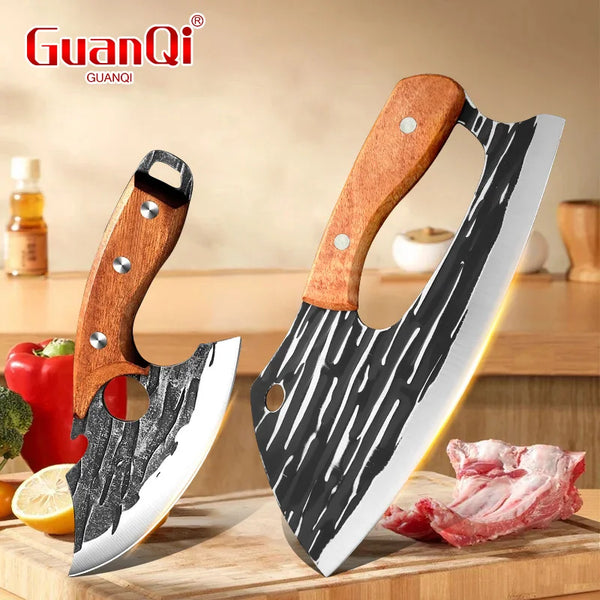 Professionisches gebogenes Edelstahlkochmesser mit Holzgriff neben rohem Fleisch.