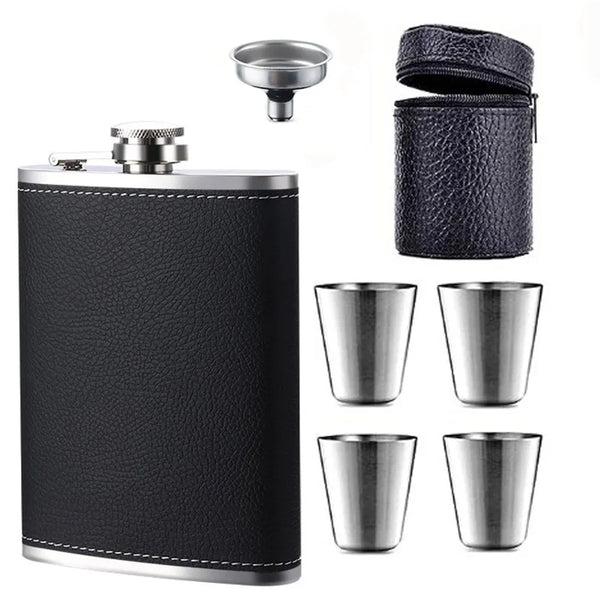 Set aus Edelstahl-Whiskyflaschen mit Lederdeckeln, inklusive Flasche und mehreren Tassen.