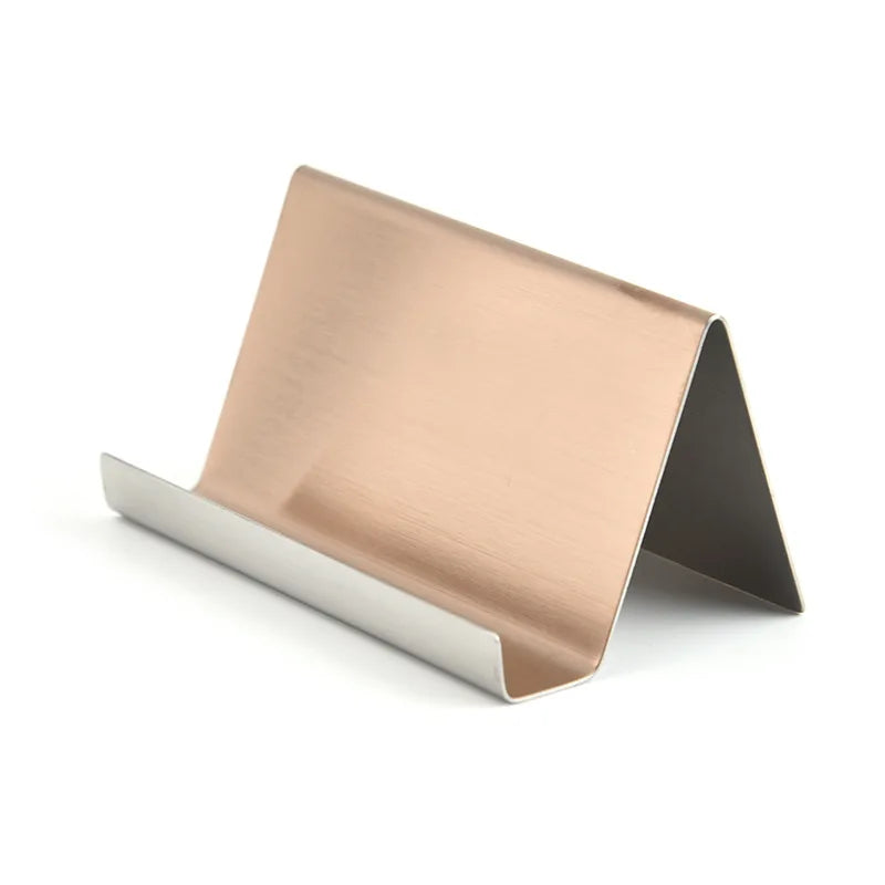 Soporte de exhibición moderno para tarjetas hecho de acero inoxidable de oro rosa cepillado y plata.