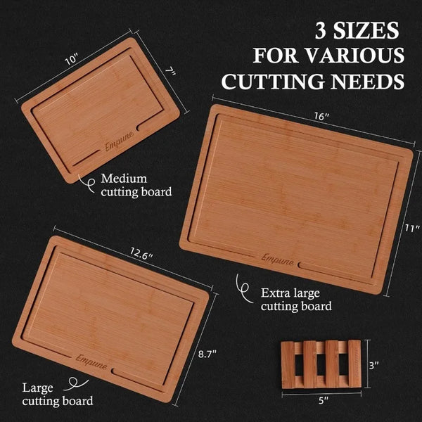 Drei Größen von hellbraunen Bambus-Cuttingboards mit einem Holzblock zur Skalierung.