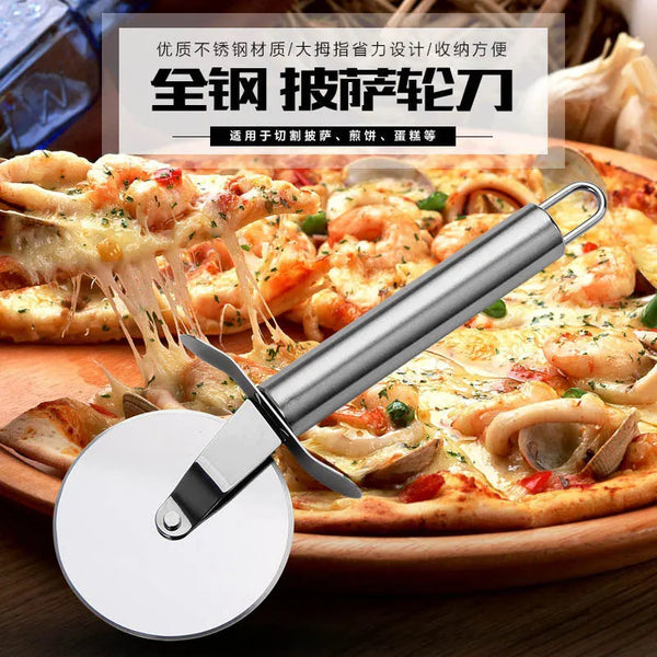 Edelstahl-Pizza-Slicer-Set mit Klinge auf Holzbrett zum Schneiden von Pizza.