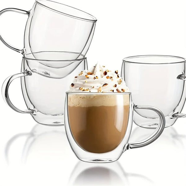Klares, doppelwandiges Glas-Kaffeebecher mit Henkel, gefüllt mit braunem Getränk und garniert mit Schlagsahne und Nüssen.