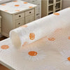 Almohadilla protectora de EVA blanca y resistente al agua con estampados de margaritas naranjas sobre una tapa de mueble de m