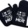 Ein Paar schwarze, rutschfeste Ofenhandschuhe mit weißer Aufschrift: I to rub my meat